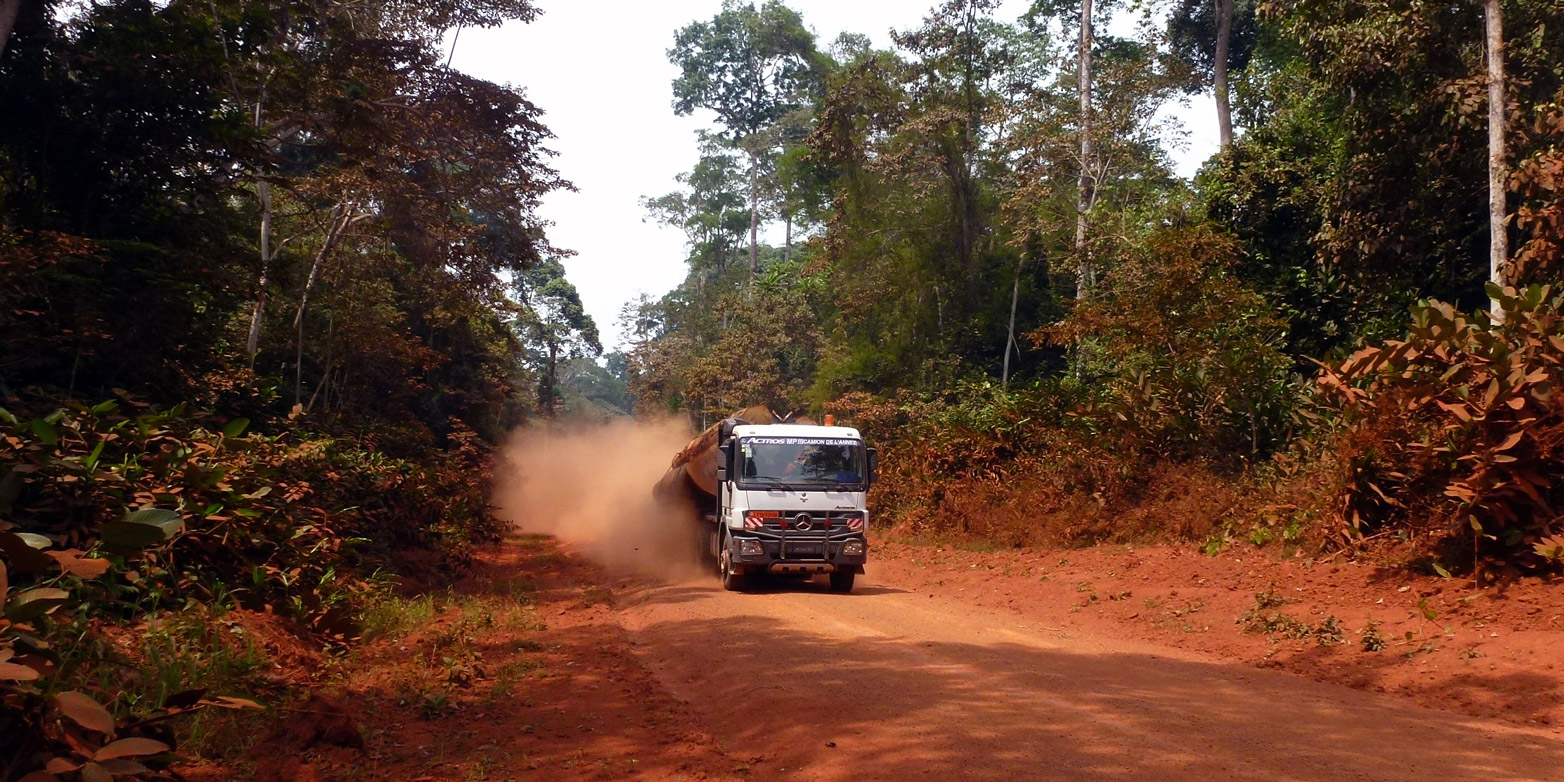 Holztransporter auf einer (temporären) Forststrasse, Republik Kongo, 2017