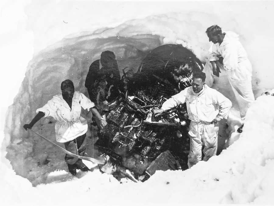 Im Frühjahr 1947 war die Dakota bereits tief im Schnee vergraben. In einer aufwändigen Aktion wurden Teile des Flugzeugs geborgen. (Bild: Alpines Museum der Schweiz)
