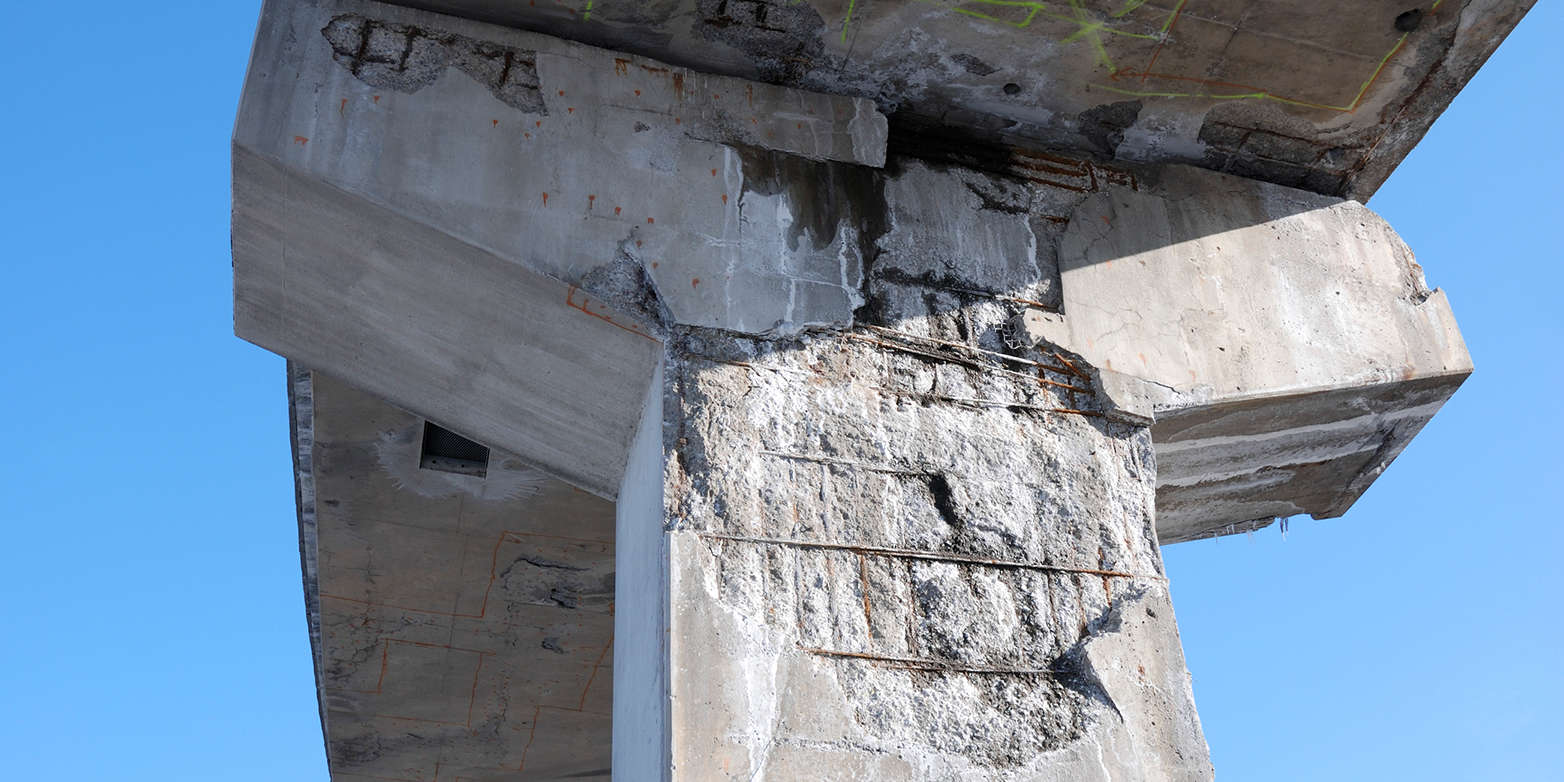 Der Pfeiler einer Stahlbetonbrücke weist deutliche Korrosionsschäden auf. (Bild: iStock)