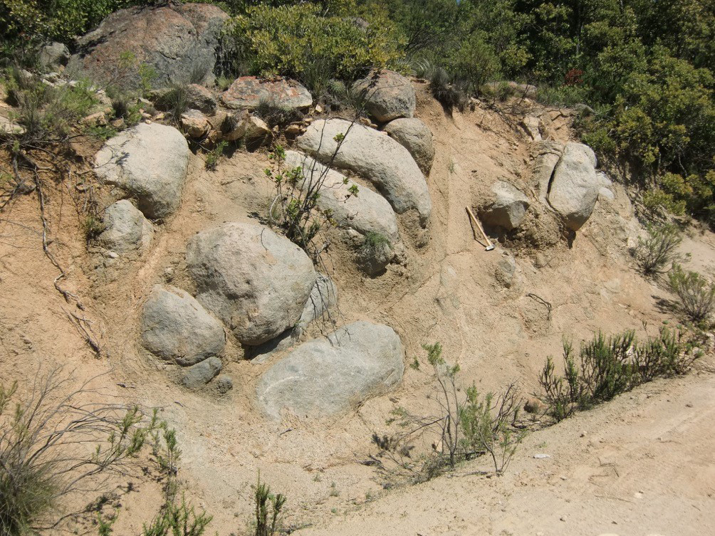 Bodenbildung im chilenischen Küstengebirge: Der Boden ist bereits stark verwittert, aber die darin eingebetteten Granitblöcke sind nach wie vor chemisch reaktiv. (Bild: F. von Blanckenburg, GFZ)