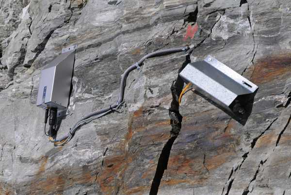 Ein drahtloser Sensor misst Verschiebungen an den Felsspalten und Temperaturen.