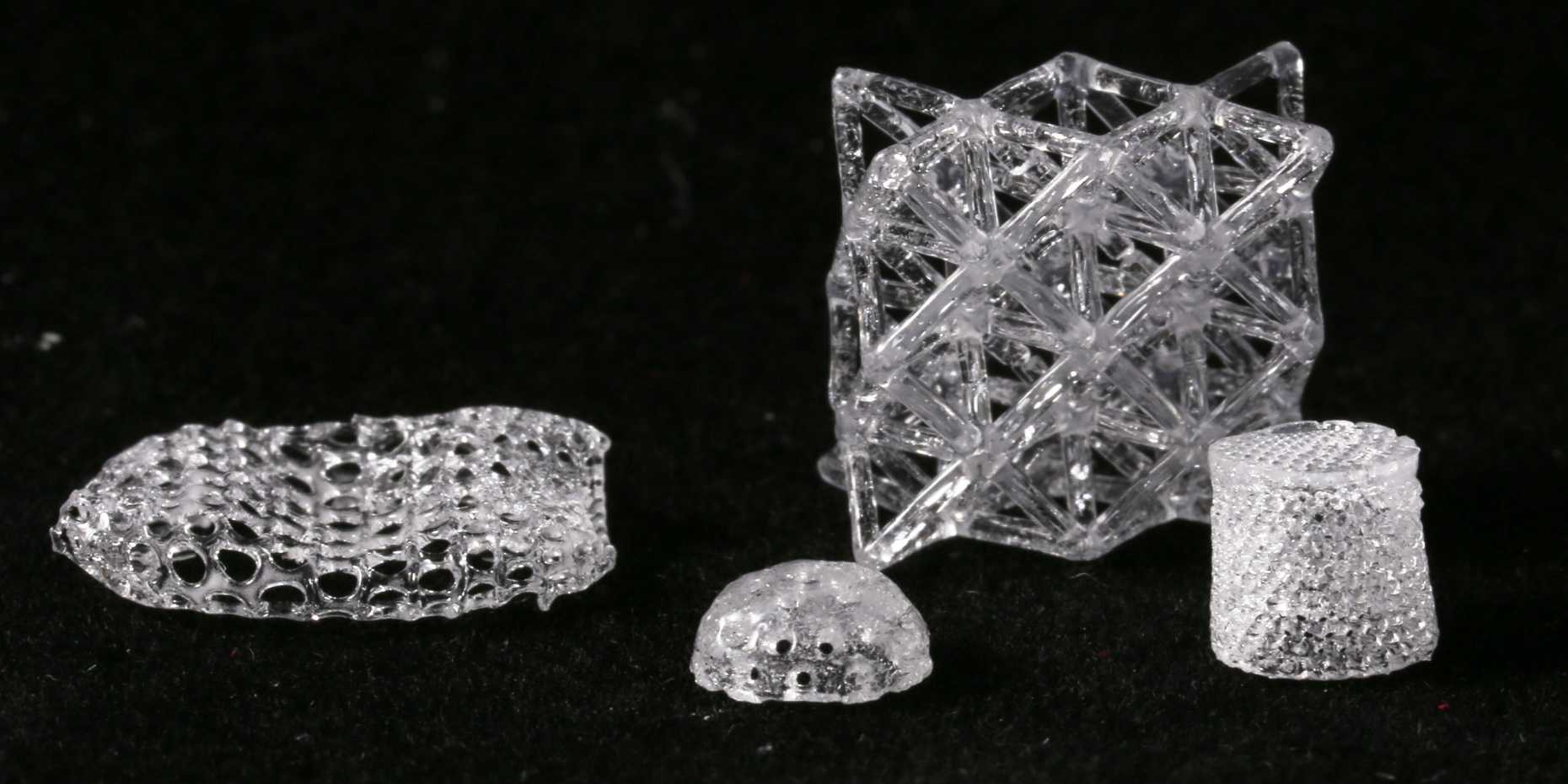 Vergrösserte Ansicht: Verschiedene Glasobjekte, die mit einem 3D-Drucker geschaffen wurden. (Foto: Gruppe für Komplexe Materialien / ETH Zürich)