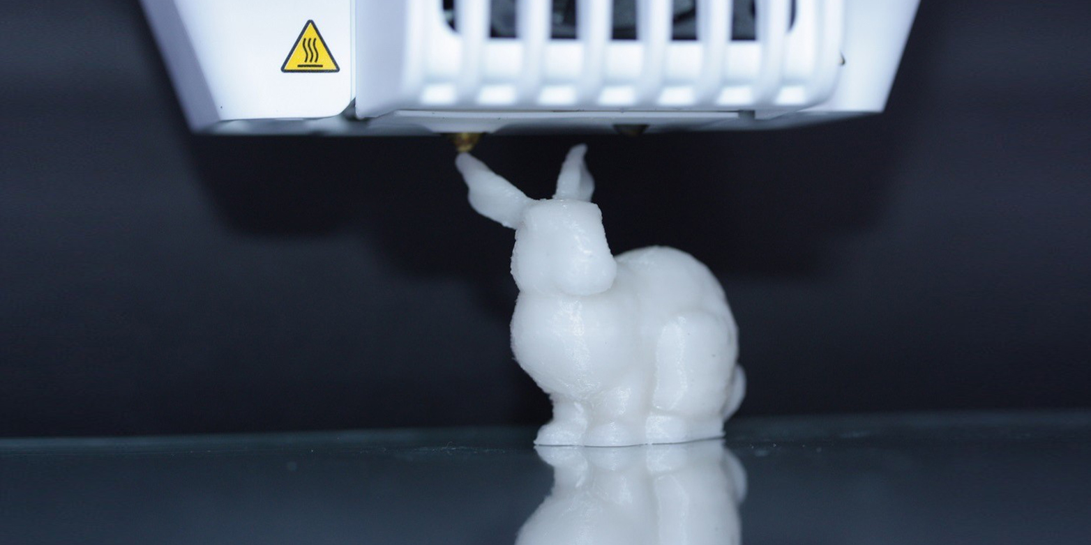 Ein 3D-Drucker druckt einen Kunststoffhasen
