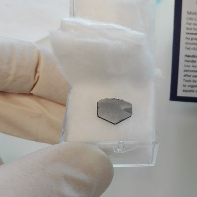 Vergrösserte Ansicht: Ein Molybdaen-Ditellurid-Kristall, aus dem hauchdünne Schichten mit zwei Graphenschichten zu einer Heterostruktur kombiniert wurden. (Bild: ETH Zürich)