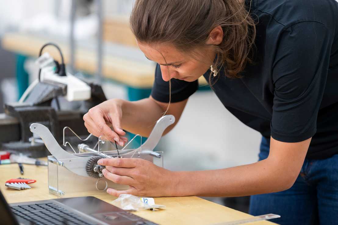 Vergrösserte Ansicht: Kristina Sheas Doktorandin Cosima du Pasquier arbeitet an der Mechanik des Beatmungsgeräts. (Bild: N.Pitaro/ETH Zürich)