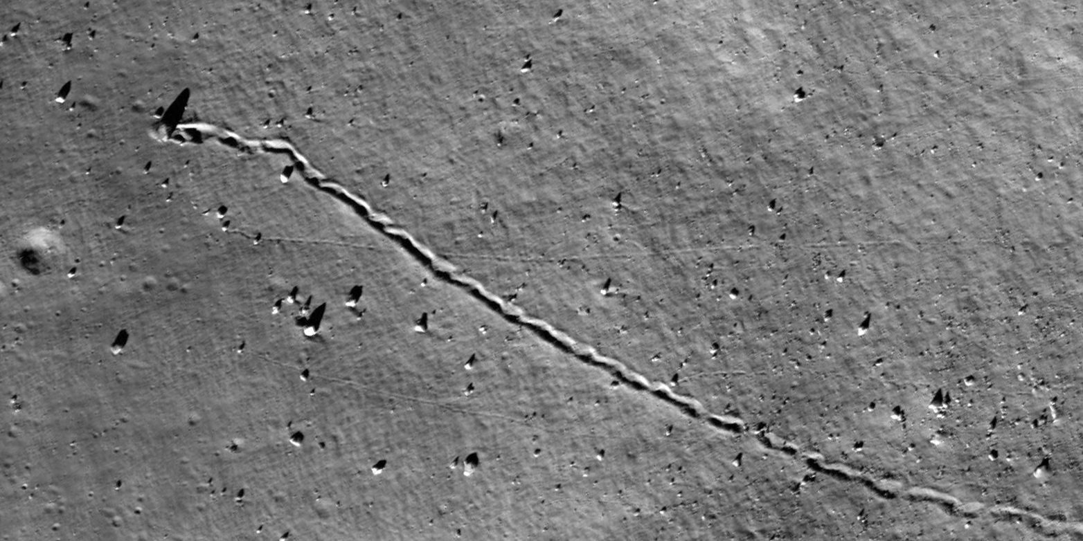 Vergrösserte Ansicht: Auf dem Mond ereignen sich Felsstürze, und die herabfallenden Gesteinsbrocken hinterlassen deutliche Spuren. (Bild: NASA/GSFC/ASU)