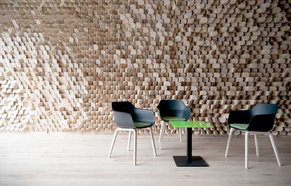 Eine Holzwand in einer Cafeteria