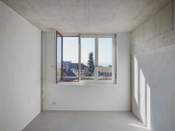 Vergrösserte Ansicht: Privatzimmer mit Fensterfront
