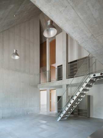 Vergrösserte Ansicht: Innenaufnhame mit Treppe und Galerie