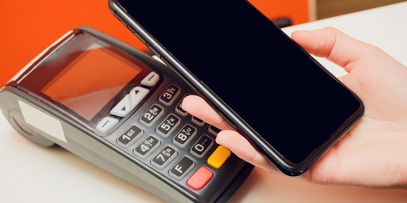 Grössere Beträge lassen sich nur mit einem PIN-Code von Kreditkarten abbuchen. Doch bei einigen Karten lässt sich dieser Schutz umgehen. (Bild: Shutterstock)