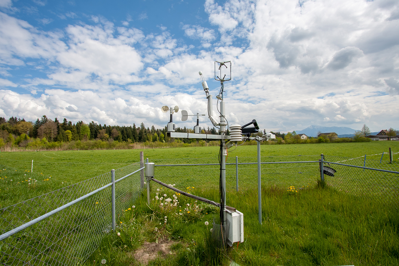 Diese Messgeräte registrieren mit hoher Frequenz (20 Hz) den Gasaustausch zwischen dem Ökosystem und der Atmosphäre bei der Messstation Chamau. (Bild: Lukas Hörtnagl / ETH Zürich )