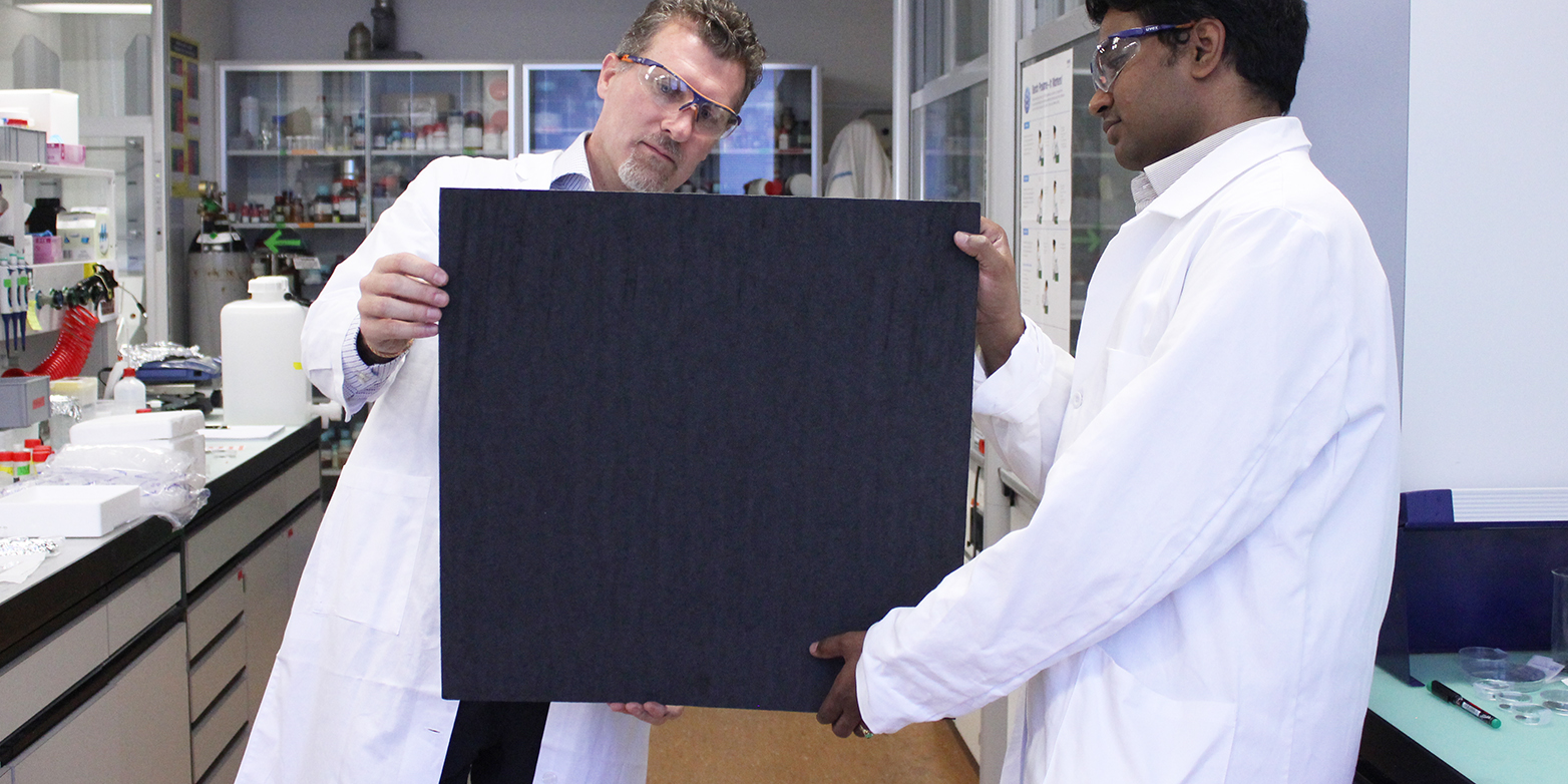 Raffaele Mezzenga und Sreenath Bolisetty präsentieren einen Bogen ihrer Filtermembran. (Bild:&nbsp; Mezzenga Lab / ETH Zürich)