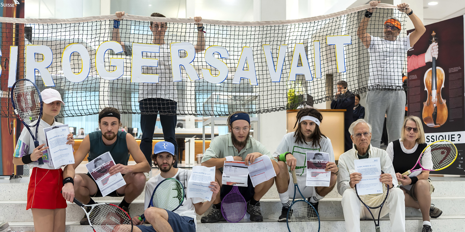 Der Stein des Anstosses: Klimaaktivisten bei ihrer Aktion in einer Bankfiliale. (Bild: Martial Trezzini / Keystone-SDA)