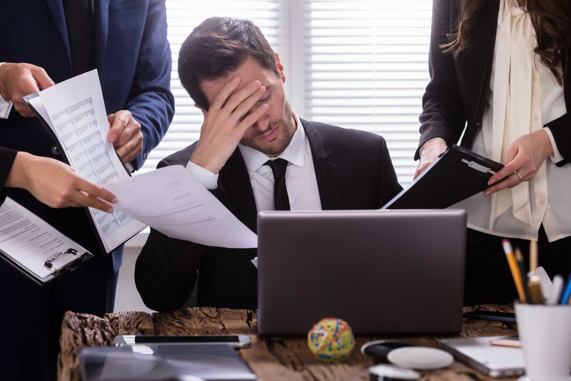 Auch Unterbrechungen durch Arbeitskollegen können den Stresspegel steigen lassen. (Bild: Adobe Stock)