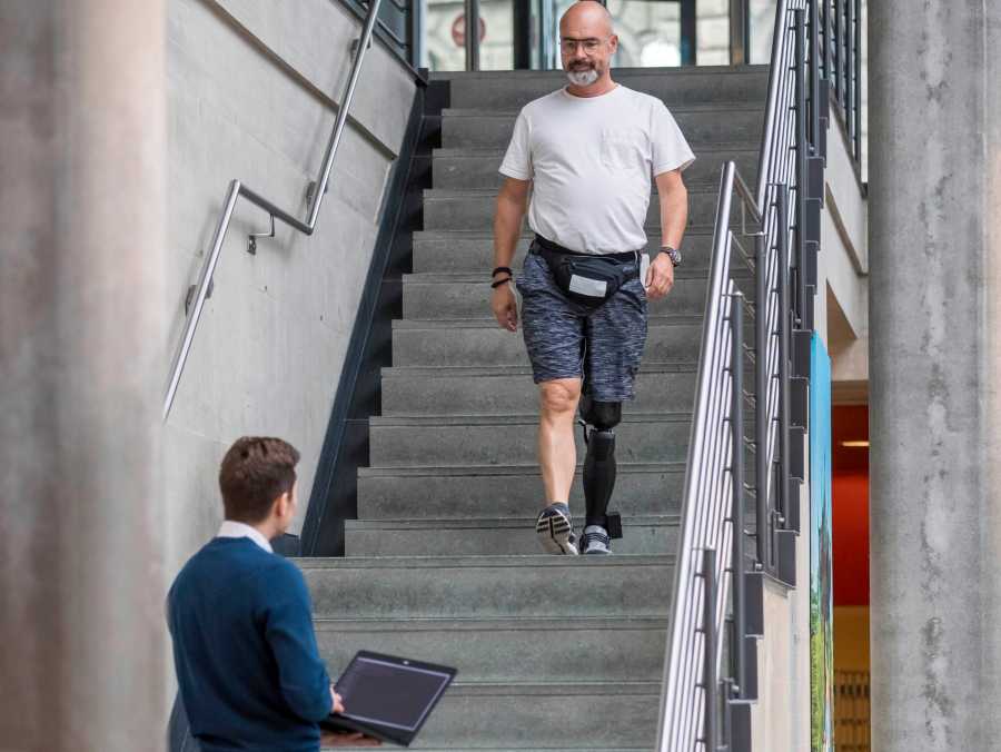Vergrösserte Ansicht: Treppenlaufen mit Beinprothese