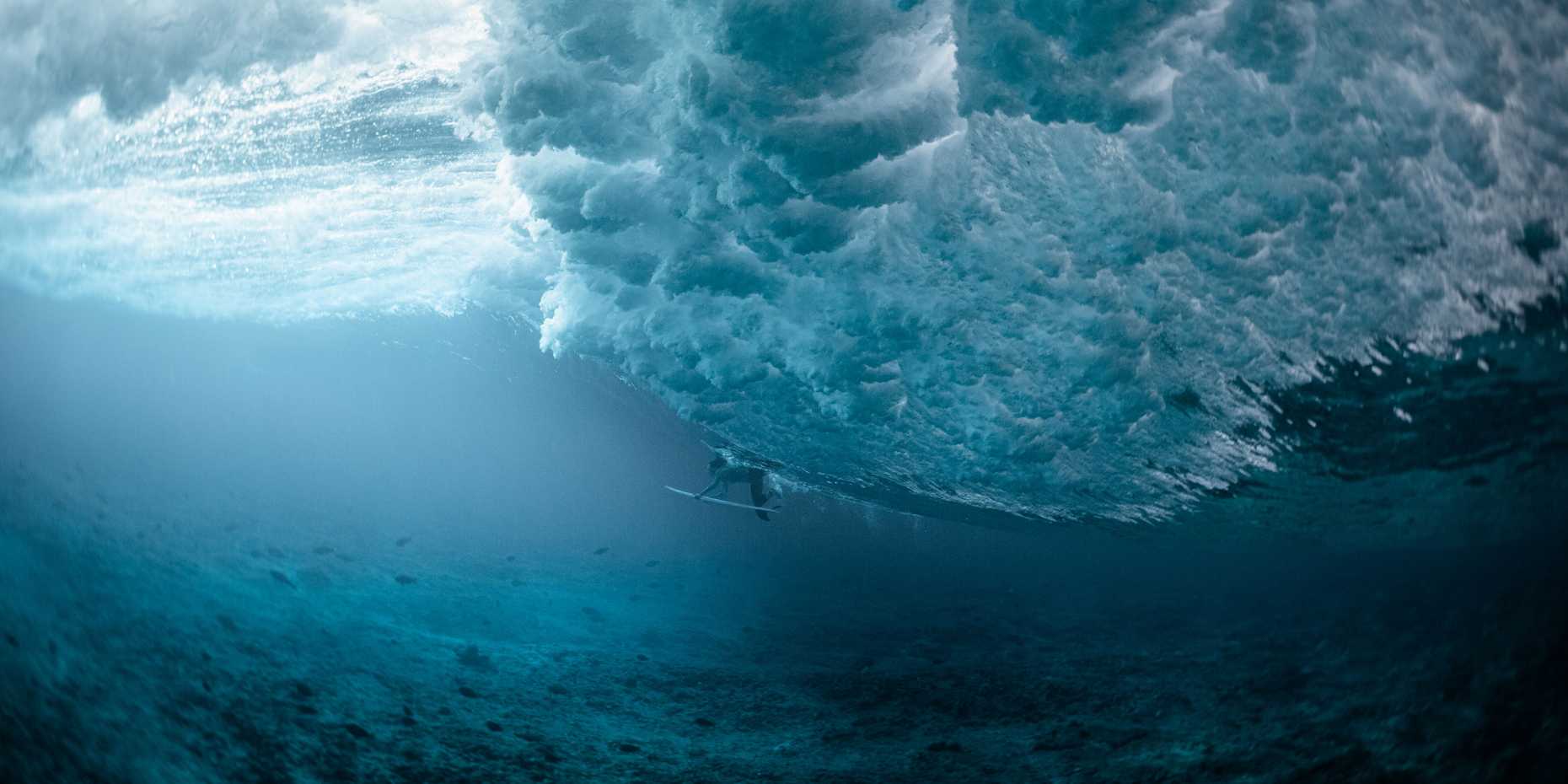 Unterwasseraufnahme von Welle mit Meeresgrund