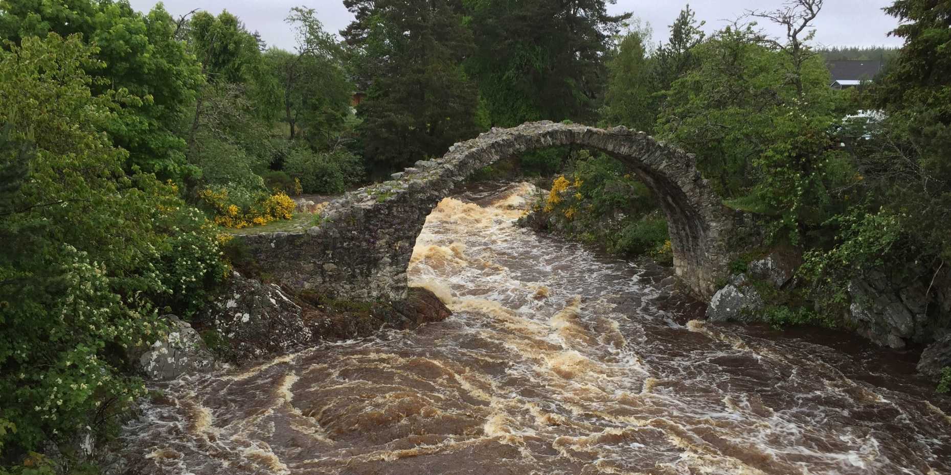Fluss mit Brücke in Schottland
