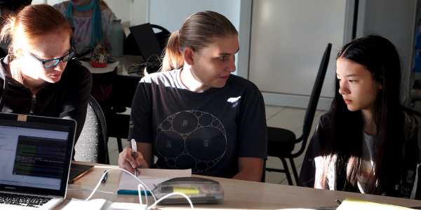 EGOI-Organisatorin Stefanie Zbinden mit Teilnehmerinnen des Girl’s Camp der Schweizer Informatik-Olympiade