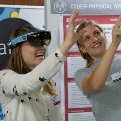 Besucherinnen eines vergangenen ETH Industry Days bei einer VR-Simulation