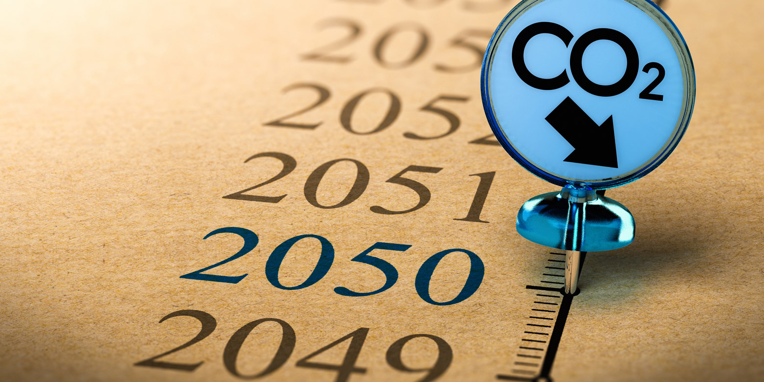 Jahreszahl "2050" mit Pin auf dem CO2 geschrieben steht