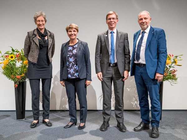 Rektorin Sarah Springman, Bundesrätin Viola Amherd, ETH-Präsident Joel Mesot und Vizepräsident für Forschung Detlef Günther posieren für das Foto.
