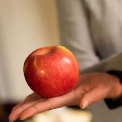 Eine Hand mit einem Apfel
