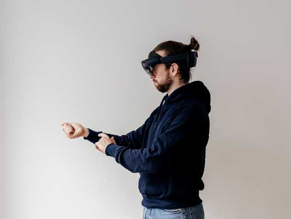 Nutzer einer Augmented-Reality-Brille steuert diese mit Gesten