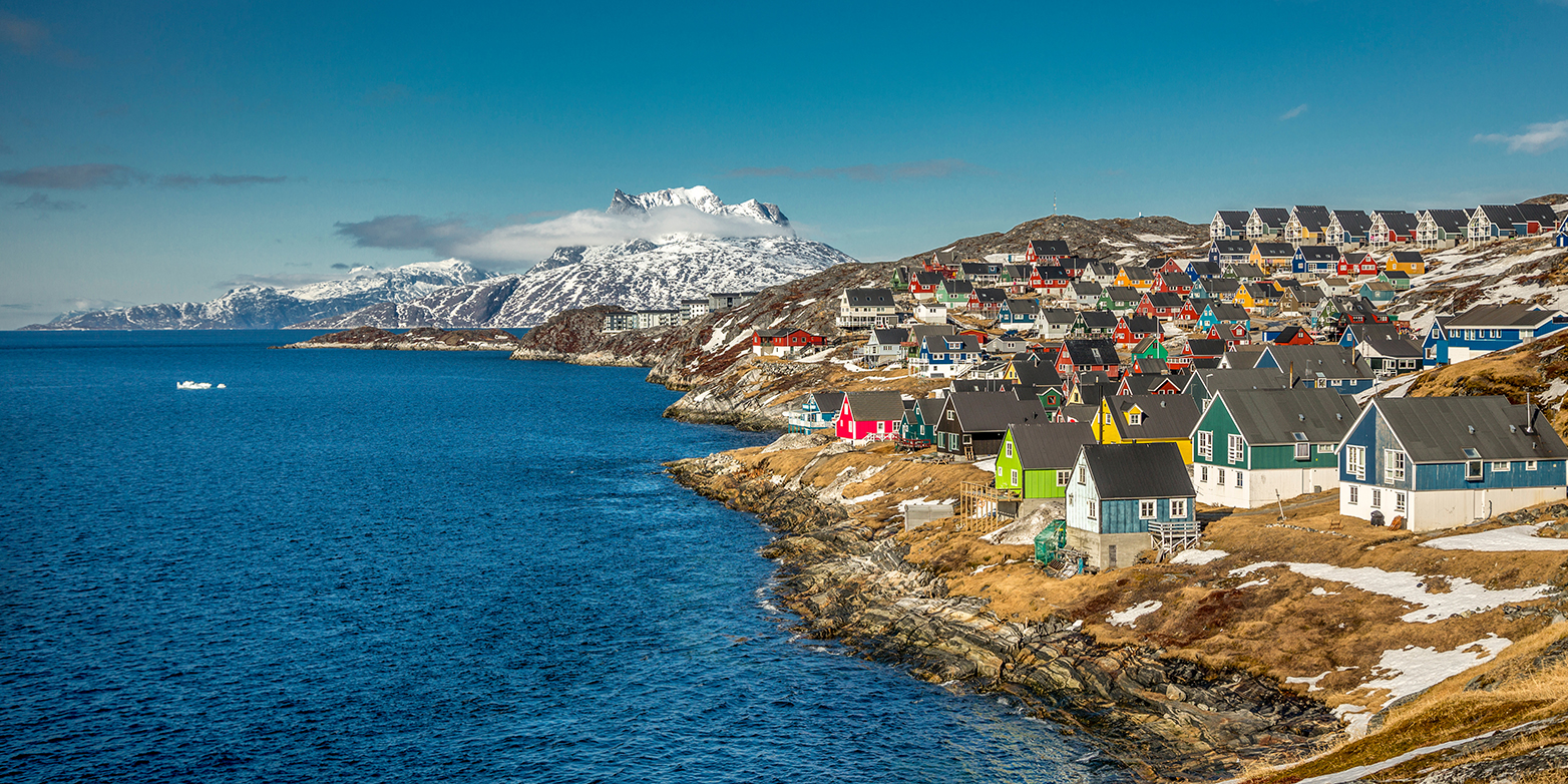 Die Ortschaft Nuuk an der Küste des Atlantiks