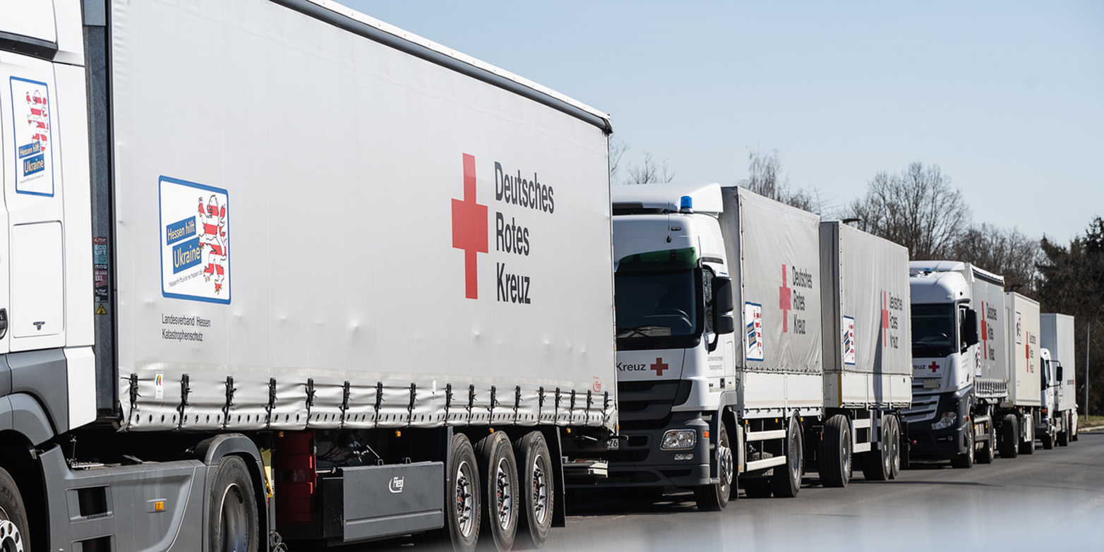 Lastwagen Konvoi des Deutschen Roten Kreuz