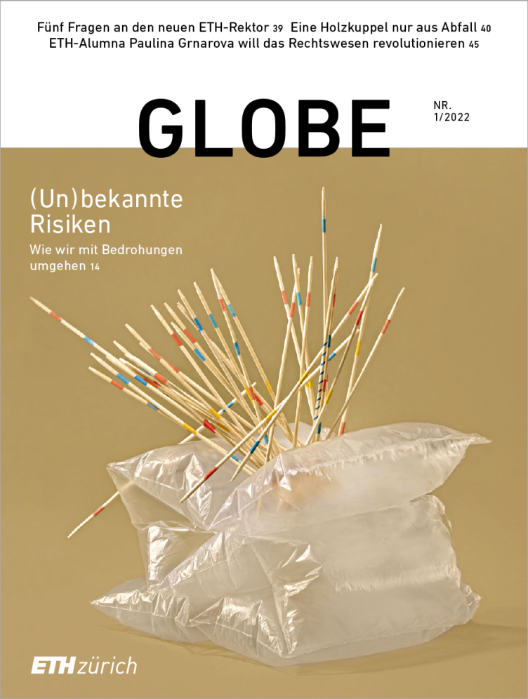 Globe 22/04 Cover: Mikadostäbe stechen in eine Plastikverpackung