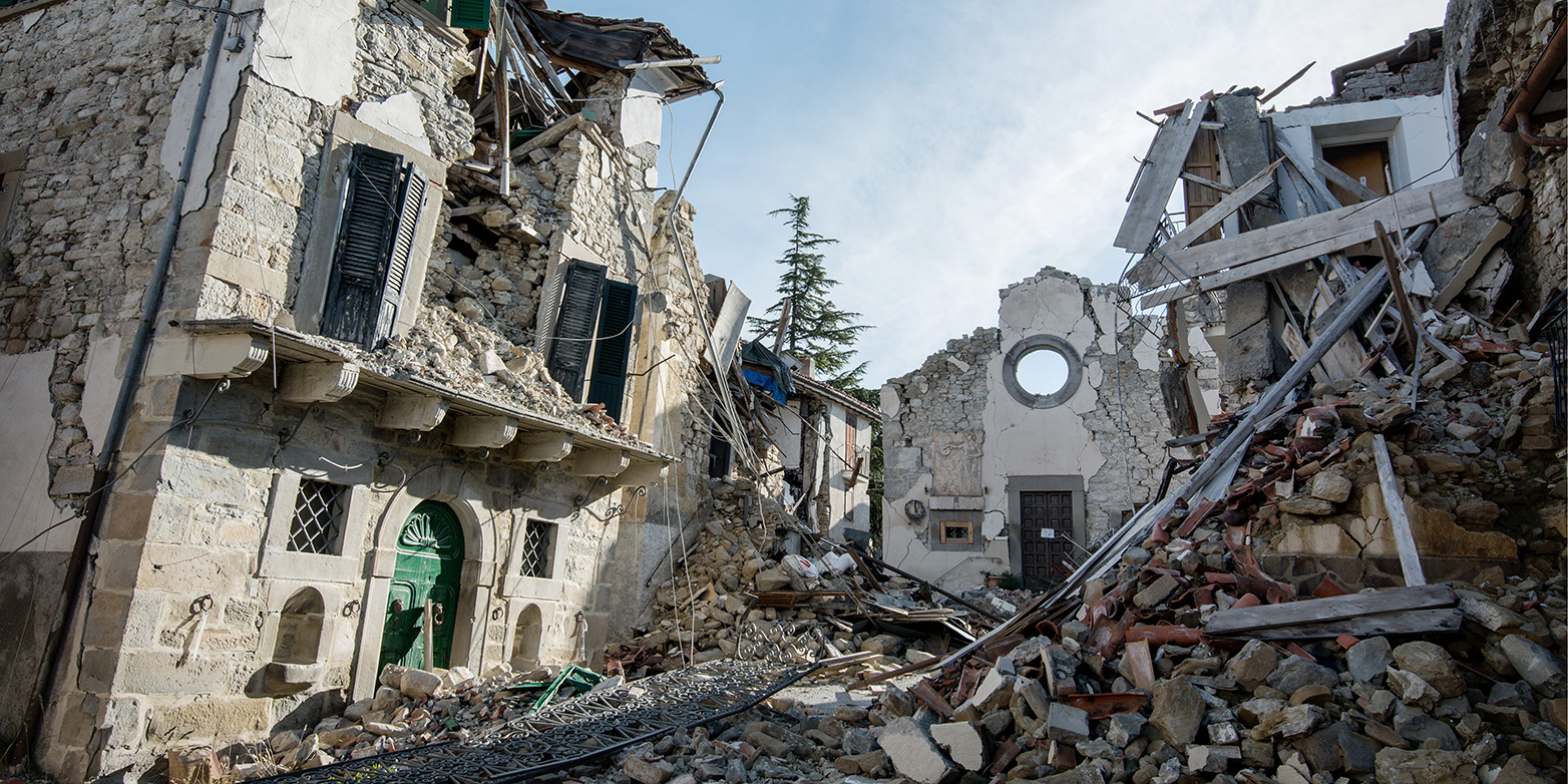 Vom Erdbeben zerstörte Häuser eines italienischen Dorfes