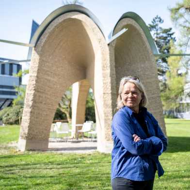 ETH-Professorin Annette Spiro vor dem Lehmpavillon, das sie 2014 gemeinsam mit Studierenden am Campus Hönggerberg gebaut hat
