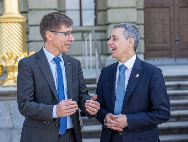 Bundesratspräsident Ignazio Cassis und ETH-Präsident Joël Mesot im Gespräch
