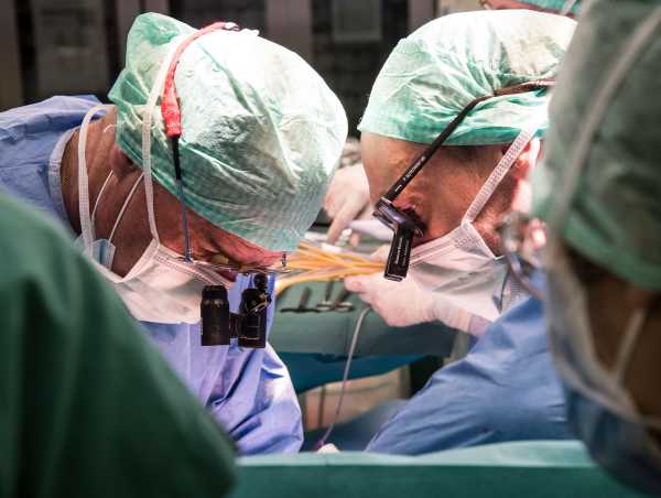Vergrösserte Ansicht: Prof. Pierre-Alain Clavien und Prof. Philipp Dutkowski während der Transplantation der in der Maschine behandelten Leber.