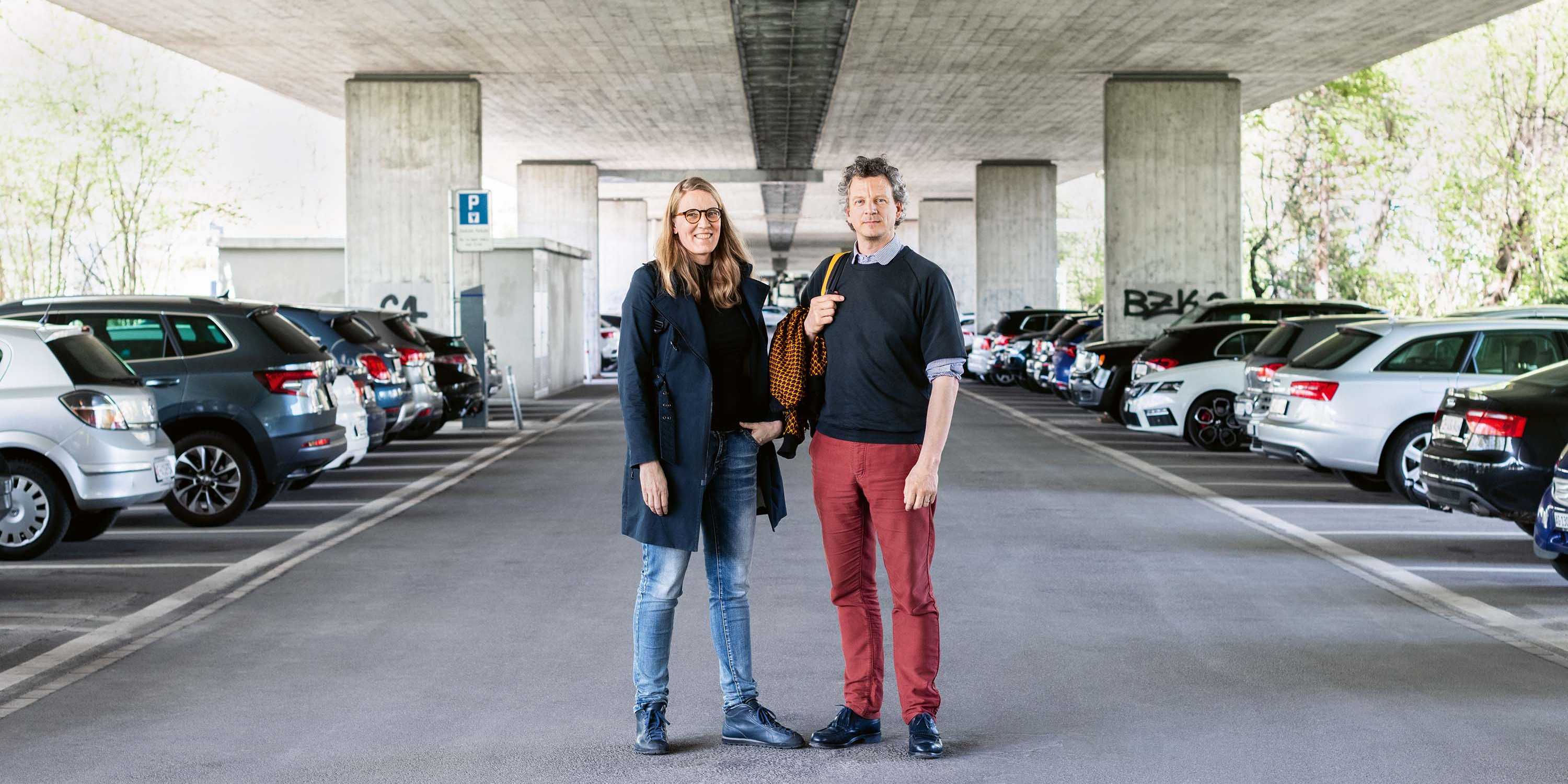 Freek Persyn und Sibylle Wälty auf einem Parkplatz in Zürich
