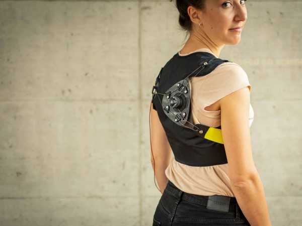 Rückenansicht einer Frau, die das Muskelshirt trägt und sich zum Betrachter dreht