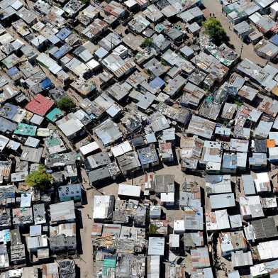 Ein dicht besiedelter Slum aus der Vogelperspektive