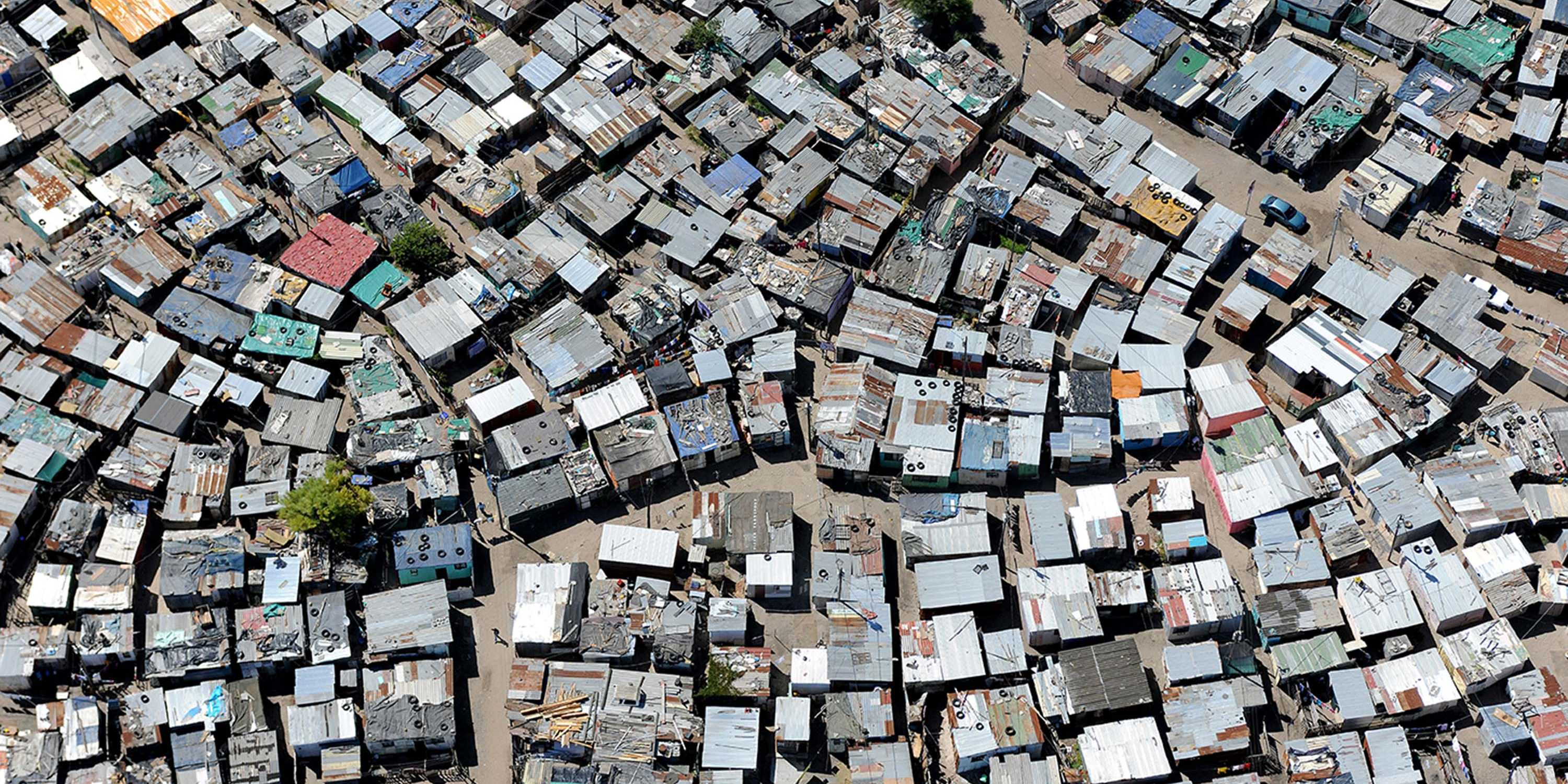 Ein dicht besiedelter Slum aus der Vogelperspektive