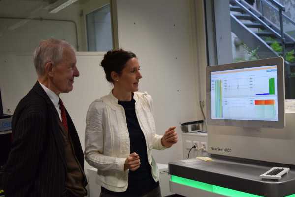Tanja Stadler und Max Rössler schauen auf einem Computerbildschirm