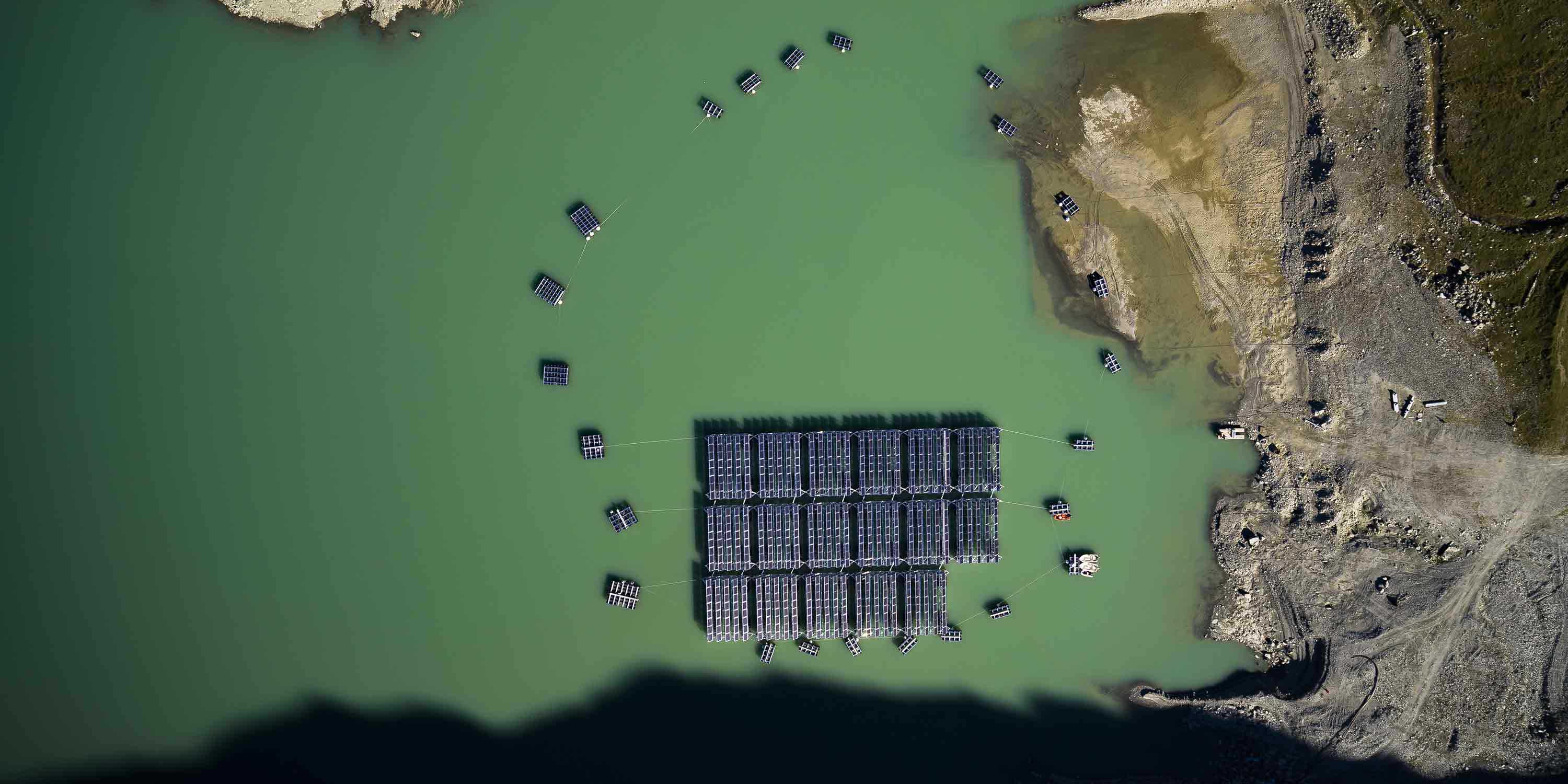 Photovoltaikanlagen in den Alpen auf dem Stausee Lac des Toule