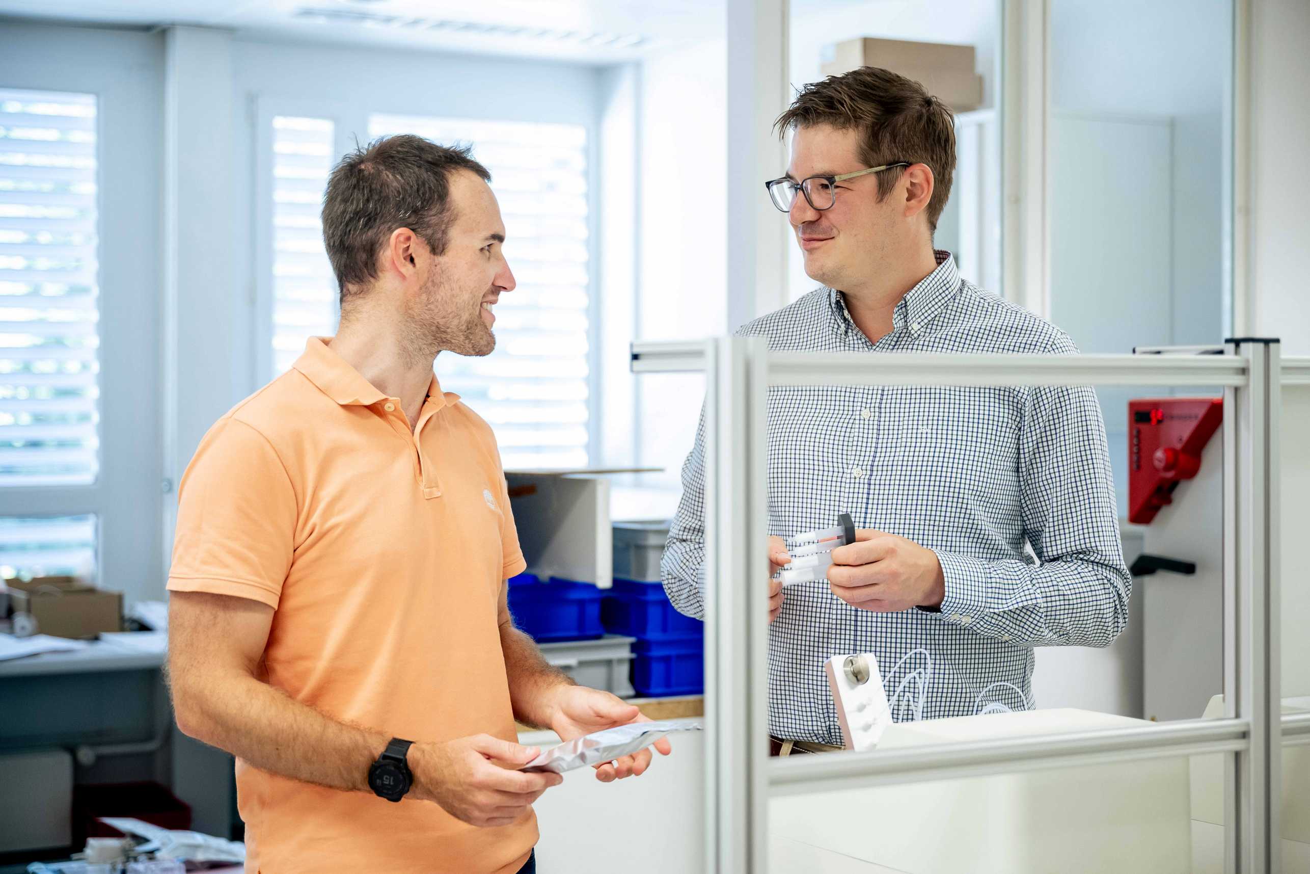 Zwei Männer in diskutieren in einem Labor.
