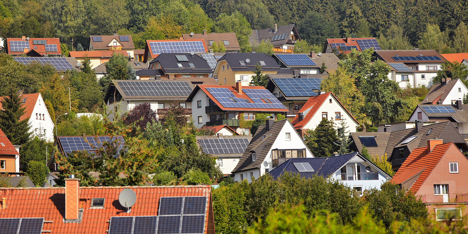 Häuser mit Solarzellen auf den Dächern