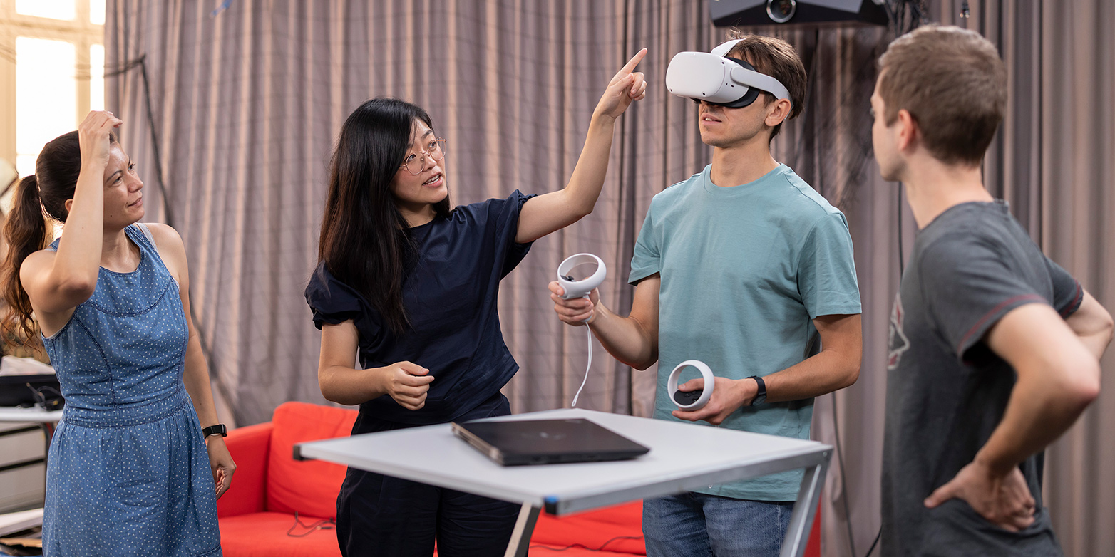 Vergrösserte Ansicht: Siyu Tang und ihr Team bei einem Versuch mit einer VR-Brille