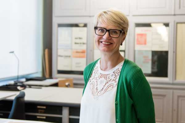 Linda Schädler, Leiterin Graphische Sammlung ETH Zürich, mit Brille und Kurzhaarfrisur, trägt eine grüne Jacke und eine weisse Bluse.