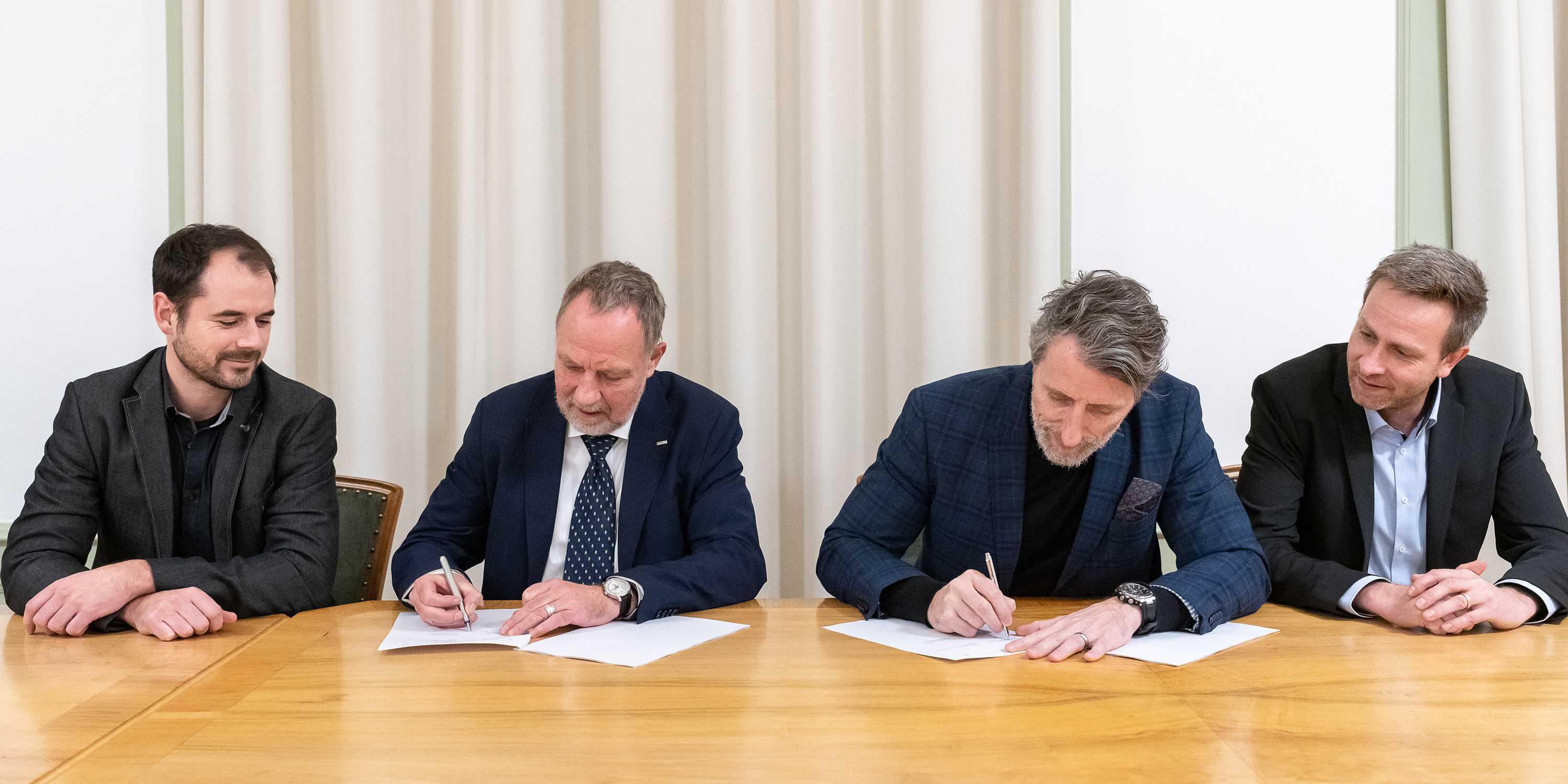 Prof. Dr. Detlef Günther und Dr. Thomas Rothacher unterzeichnen den Vertrag