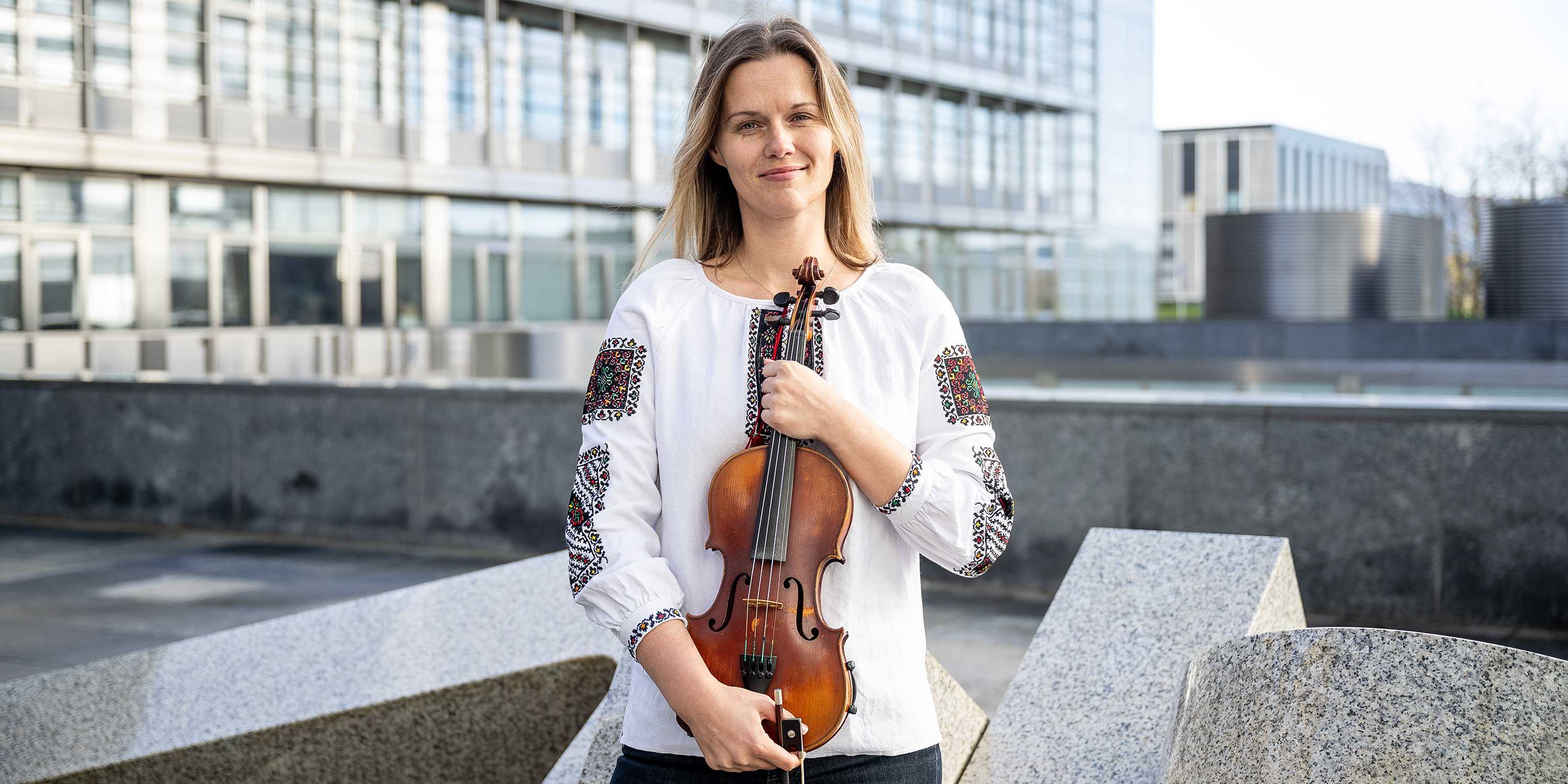 Vira Bonder mit ihrer Geige in der Hand