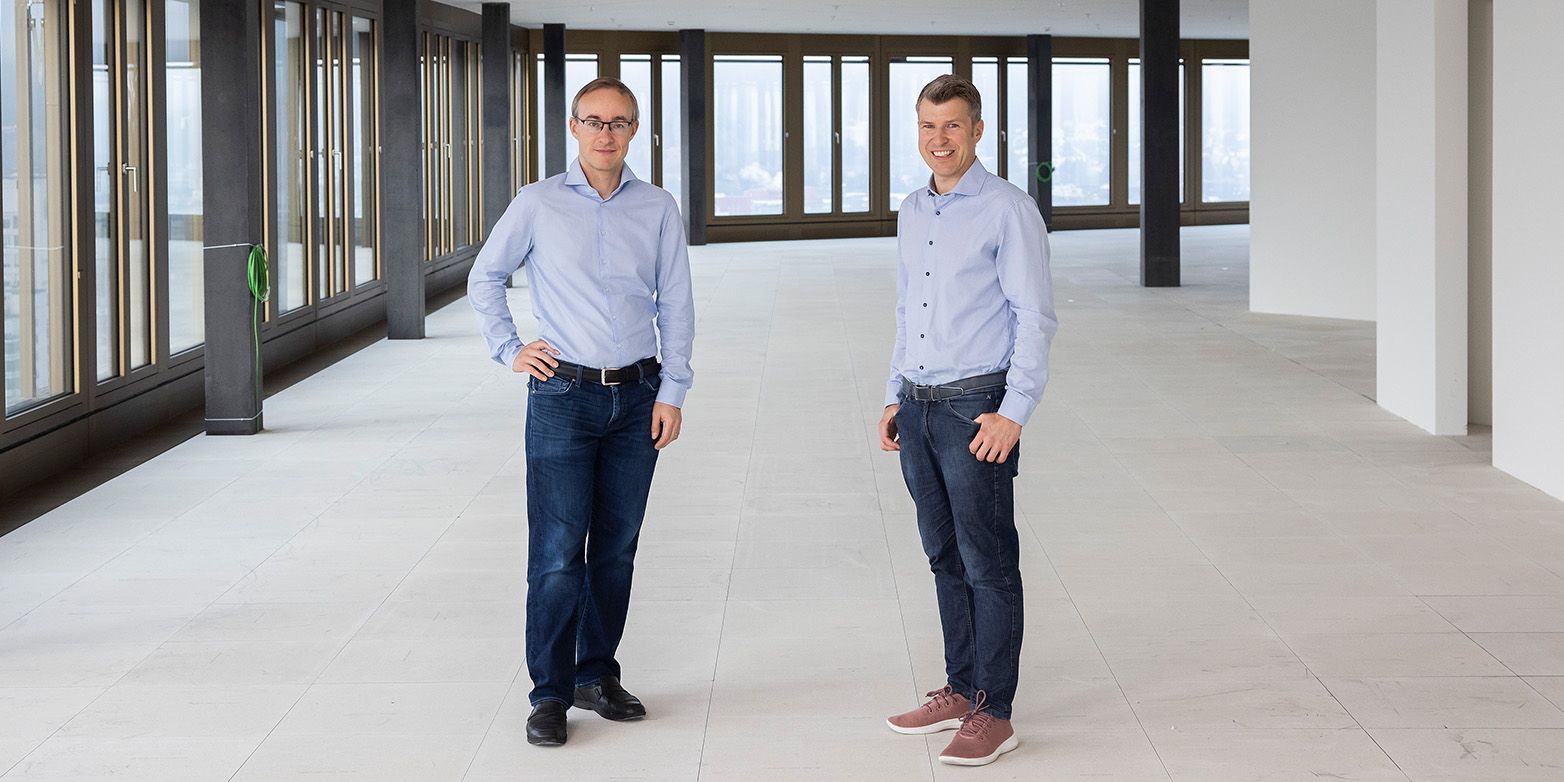 Andreas Krause und Alexander Ilic auf dem Gang eines leeren Büros