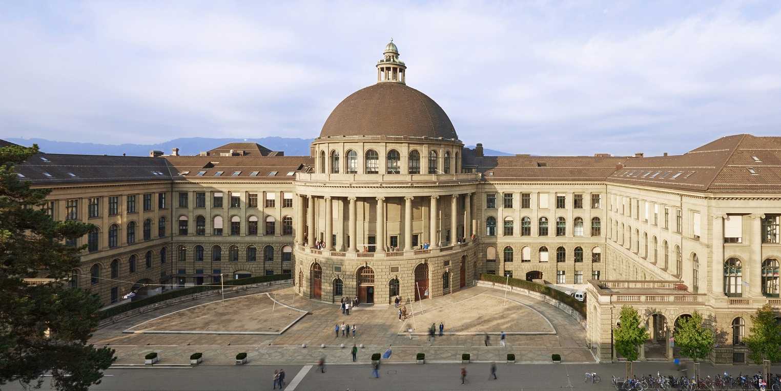 ETH Hauptgebäude Zentrum von vorne