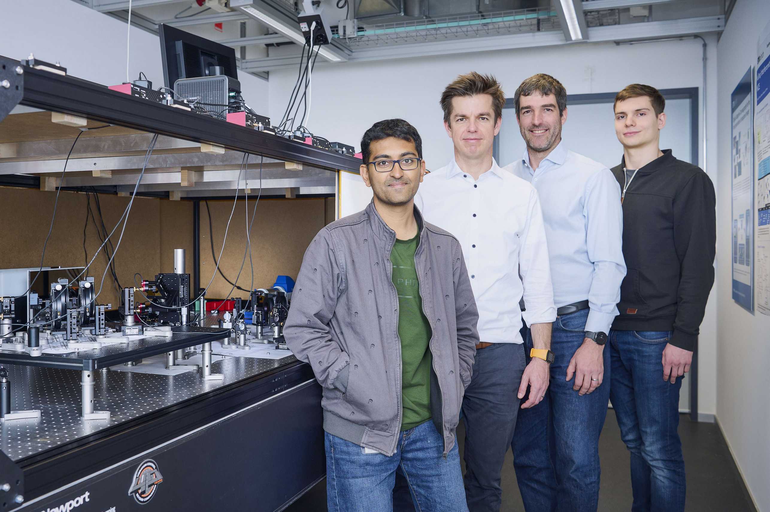 Vier Forscher des Nice-Experiment stehen im Labor.