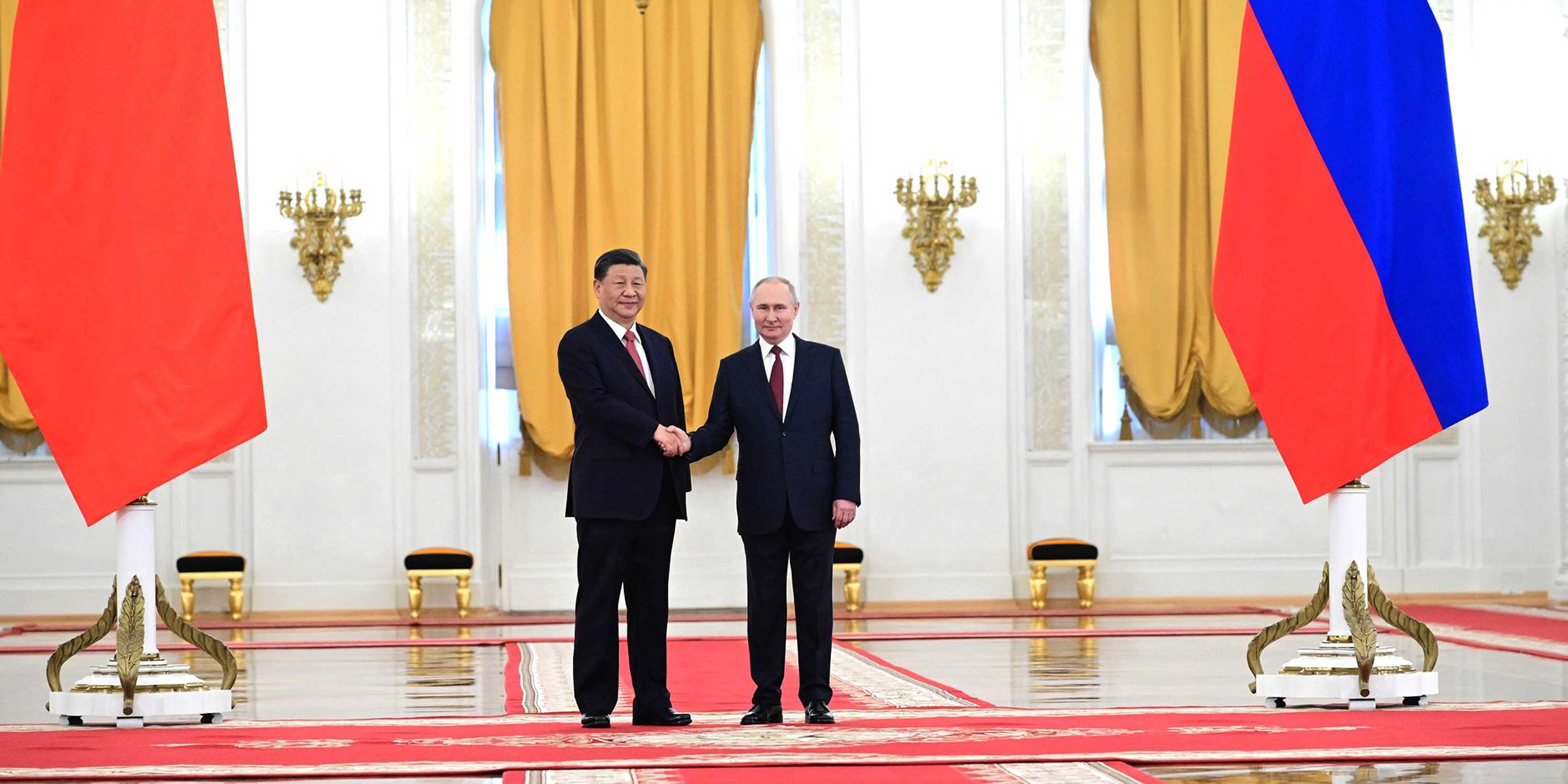 Der chinesische Präsident Xi Jinping und russischen Präsidenten Wladimir Putin beim Händeschütteln.